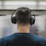 hombre con auriculares